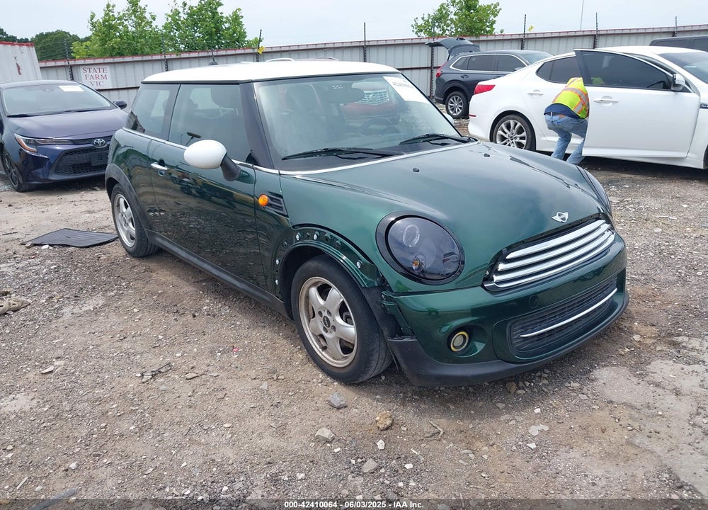 2011 MINI COOPER VIN: WMWSU3C56BT095684