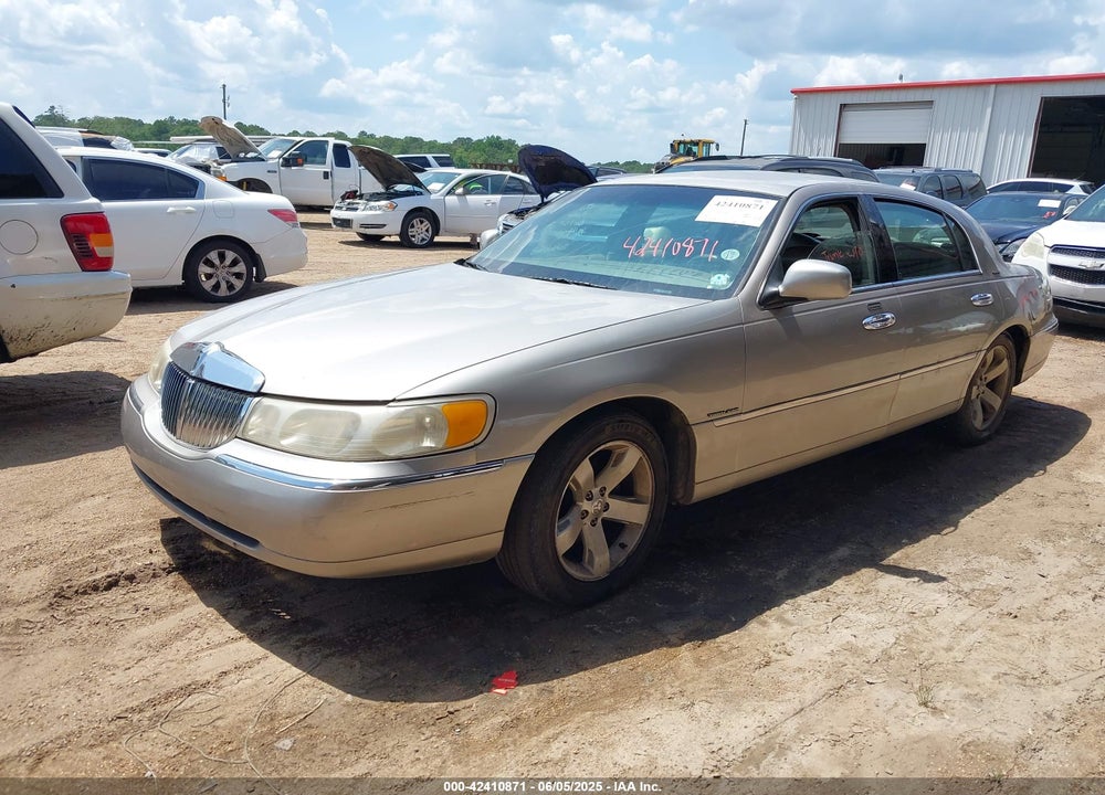 2000 LINCOLN TOWN CAR EXECUTIVE VIN: 1LNHM81W4YY887510