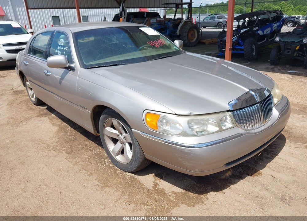 2000 LINCOLN TOWN CAR EXECUTIVE VIN: 1LNHM81W4YY887510