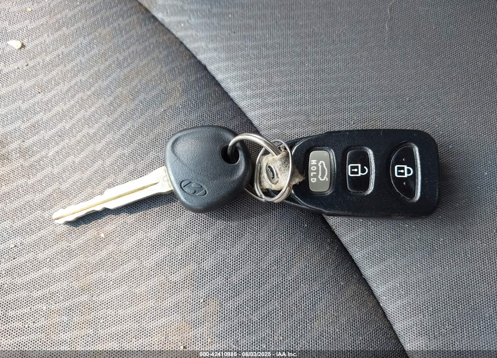 2016 HYUNDAI ELANTRA VIN: 5NPDH4AE5GH749627
