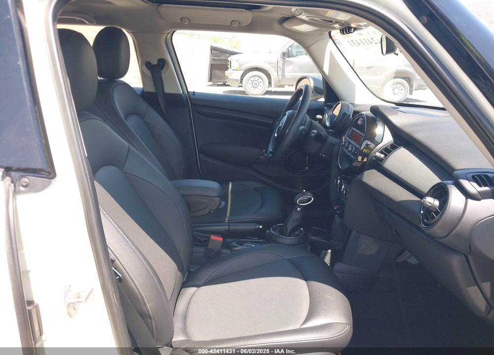 2016 MINI COOPER VIN: WMWXU1C56G2D10605