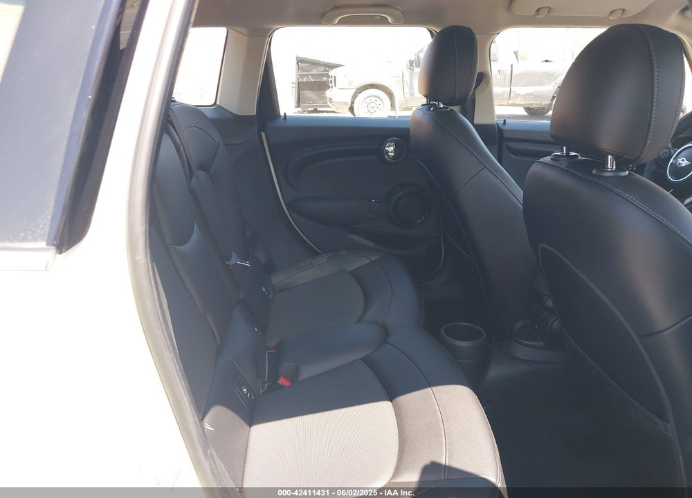 2016 MINI COOPER VIN: WMWXU1C56G2D10605