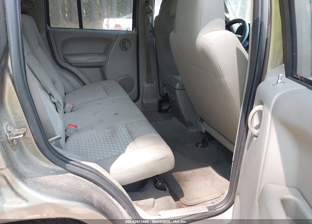 2005 JEEP LIBERTY SPORT VIN: 1J4GK48K05W520008