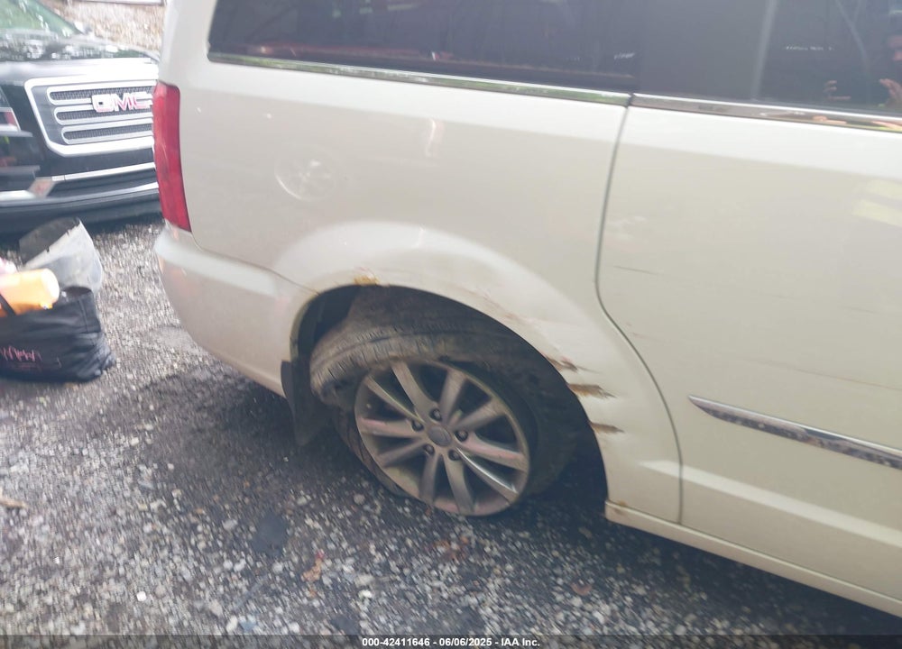 2014 CHRYSLER TOWN & COUNTRY VIN: 2C4RC1CG9ER425968