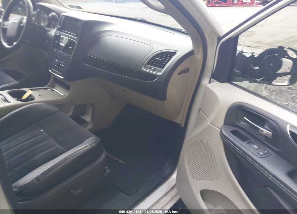 2014 CHRYSLER TOWN & COUNTRY VIN: 2C4RC1CG9ER425968