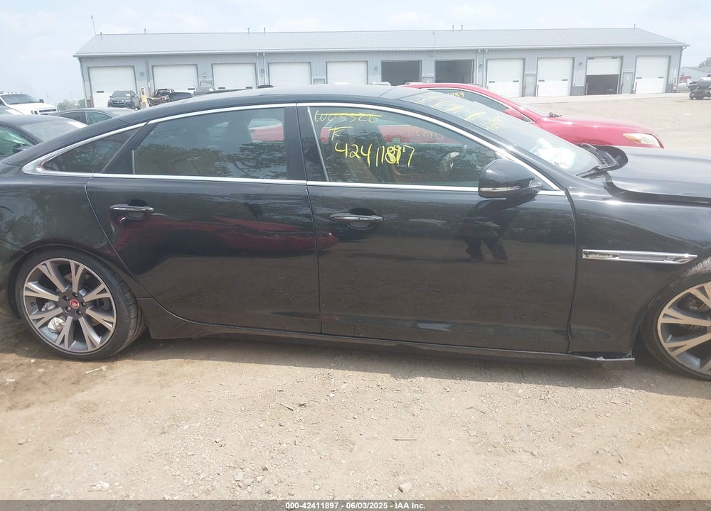 2017 JAGUAR XJ VIN: SAJWJ2GD4H8W05326
