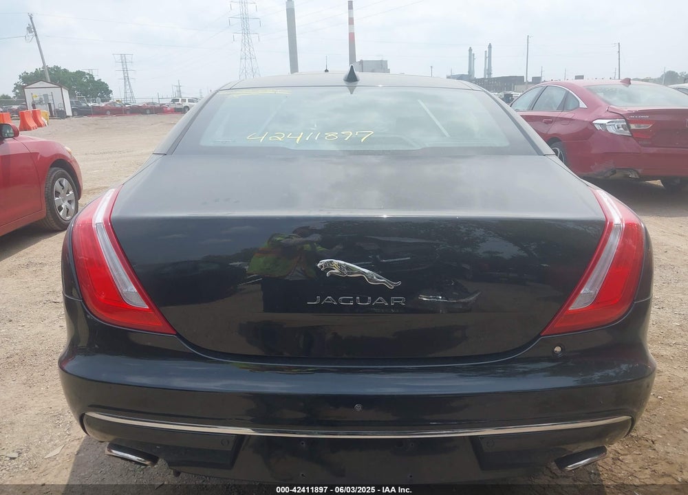 2017 JAGUAR XJ VIN: SAJWJ2GD4H8W05326