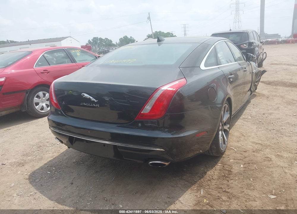 2017 JAGUAR XJ VIN: SAJWJ2GD4H8W05326