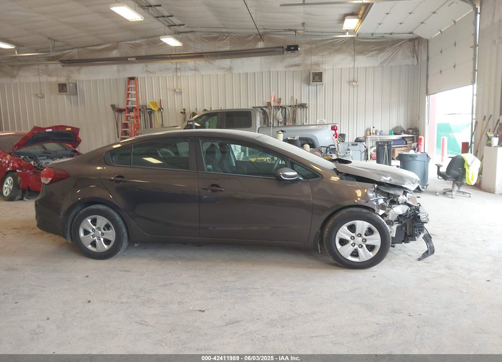 2017 KIA FORTE VIN: 3KPFK4A75HE158375