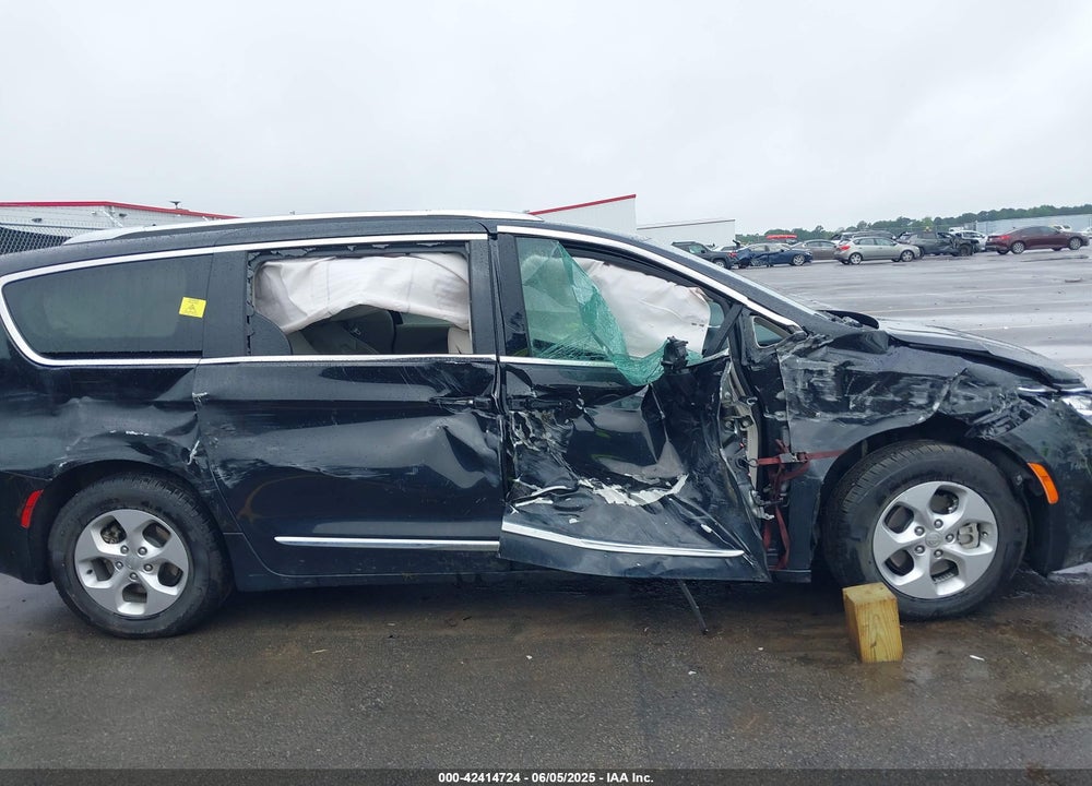 2018 CHRYSLER PACIFICA HYBRID TOURING L VIN: 2C4RC1L74JR183472