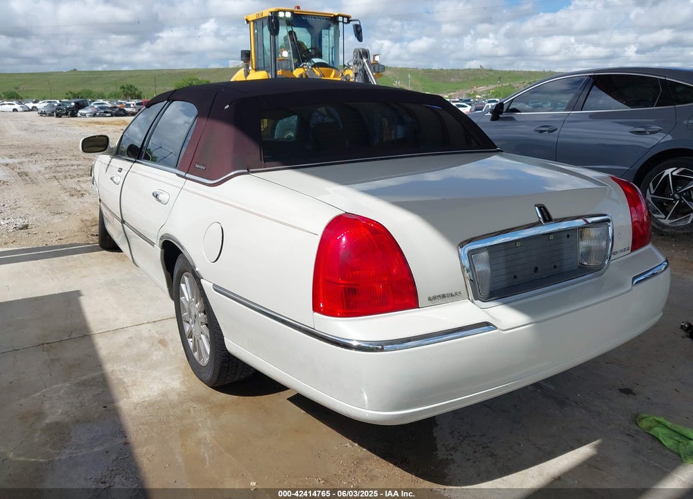 2006 LINCOLN TOWN CAR SIGNATURE VIN: 1LNHM81W36Y602874