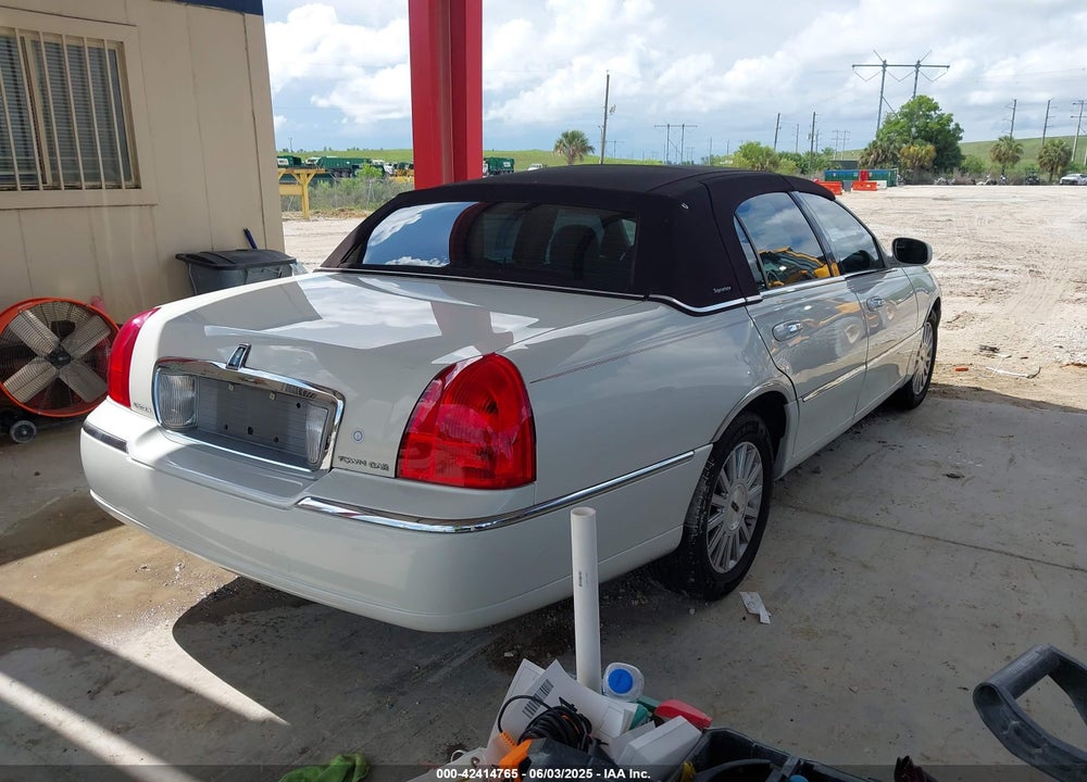 2006 LINCOLN TOWN CAR SIGNATURE VIN: 1LNHM81W36Y602874