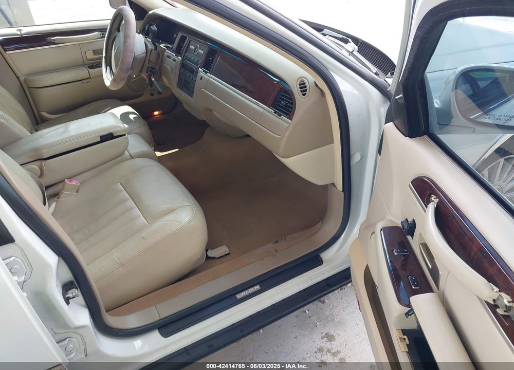 2006 LINCOLN TOWN CAR SIGNATURE VIN: 1LNHM81W36Y602874