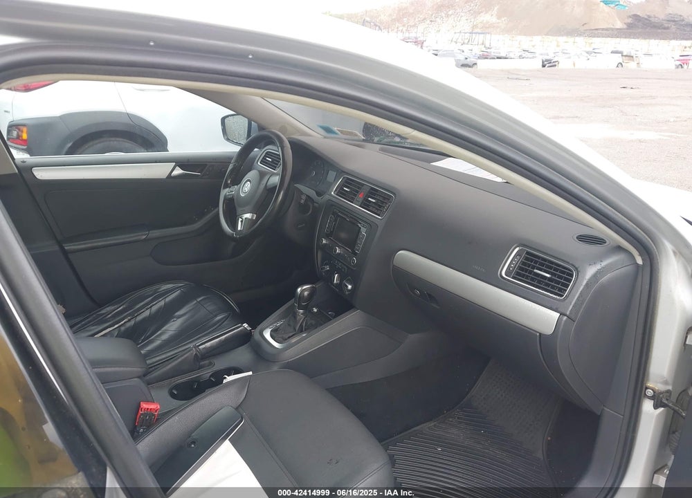 2011 VOLKSWAGEN JETTA VIN: 3VWLZ7AJ2BM380202