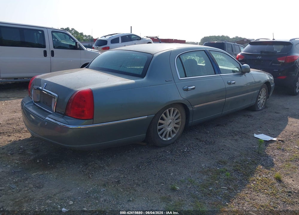 2004 LINCOLN TOWN CAR SIGNATURE VIN: 1LNHM81W44Y601648