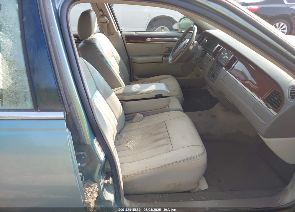 2004 LINCOLN TOWN CAR SIGNATURE VIN: 1LNHM81W44Y601648