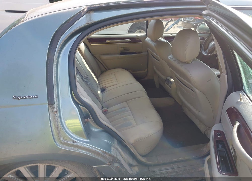 2004 LINCOLN TOWN CAR SIGNATURE VIN: 1LNHM81W44Y601648