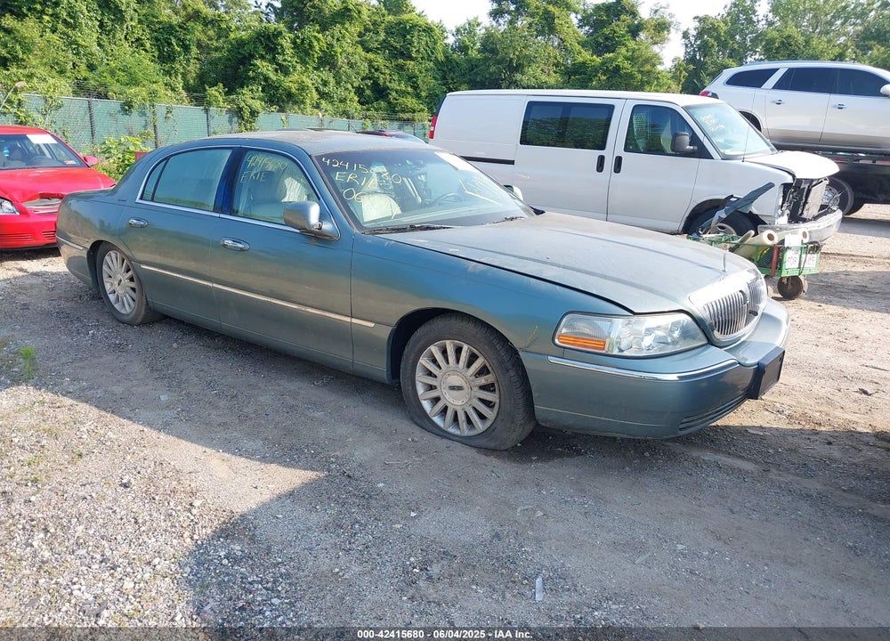 2004 LINCOLN TOWN CAR SIGNATURE VIN: 1LNHM81W44Y601648