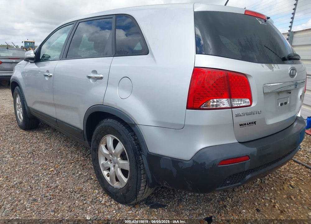 2013 KIA SORENTO LX VIN: 5XYKT3A15DG332458