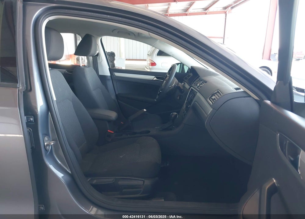 2018 VOLKSWAGEN PASSAT VIN: 1VWAA7A37JC047557