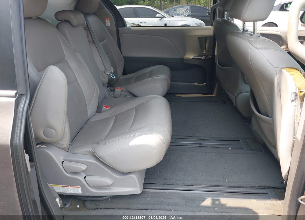 2015 TOYOTA SIENNA XLE 8 PASSENGER VIN: 5TDYK3DC6FS553695