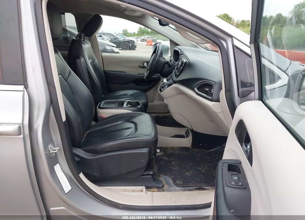 2020 CHRYSLER PACIFICA TOURING L VIN: 2C4RC1BG2LR127986