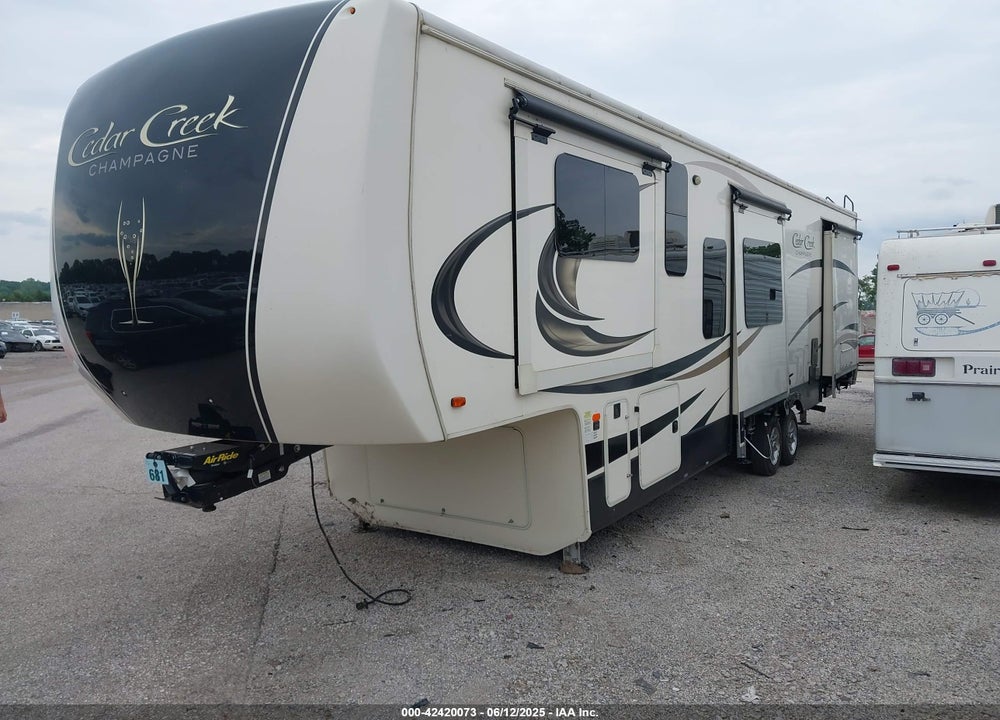 2019 CEDAR CREEK CHAMPANGE 38EFK VIN: 4X4FCRP21KS222478