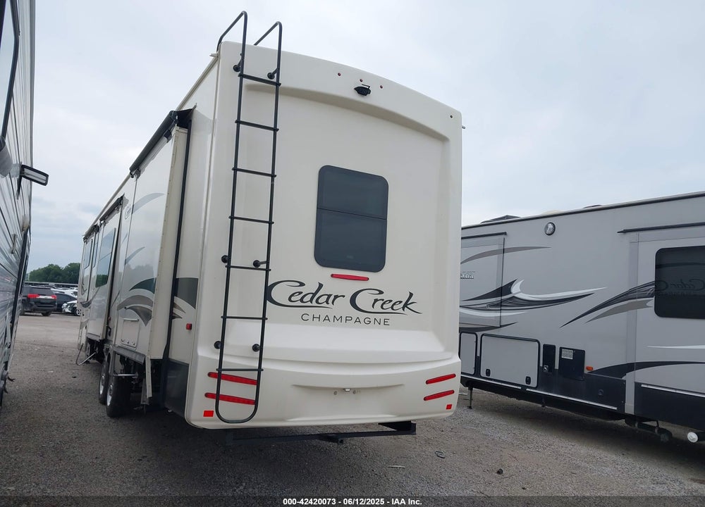 2019 CEDAR CREEK CHAMPANGE 38EFK VIN: 4X4FCRP21KS222478