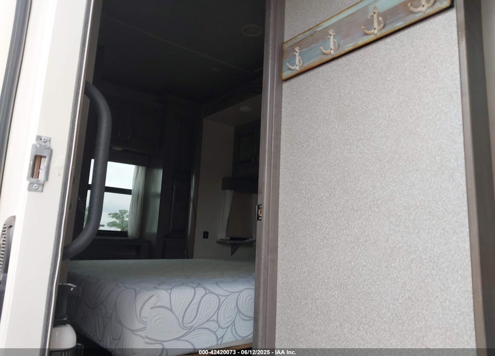 2019 CEDAR CREEK CHAMPANGE 38EFK VIN: 4X4FCRP21KS222478