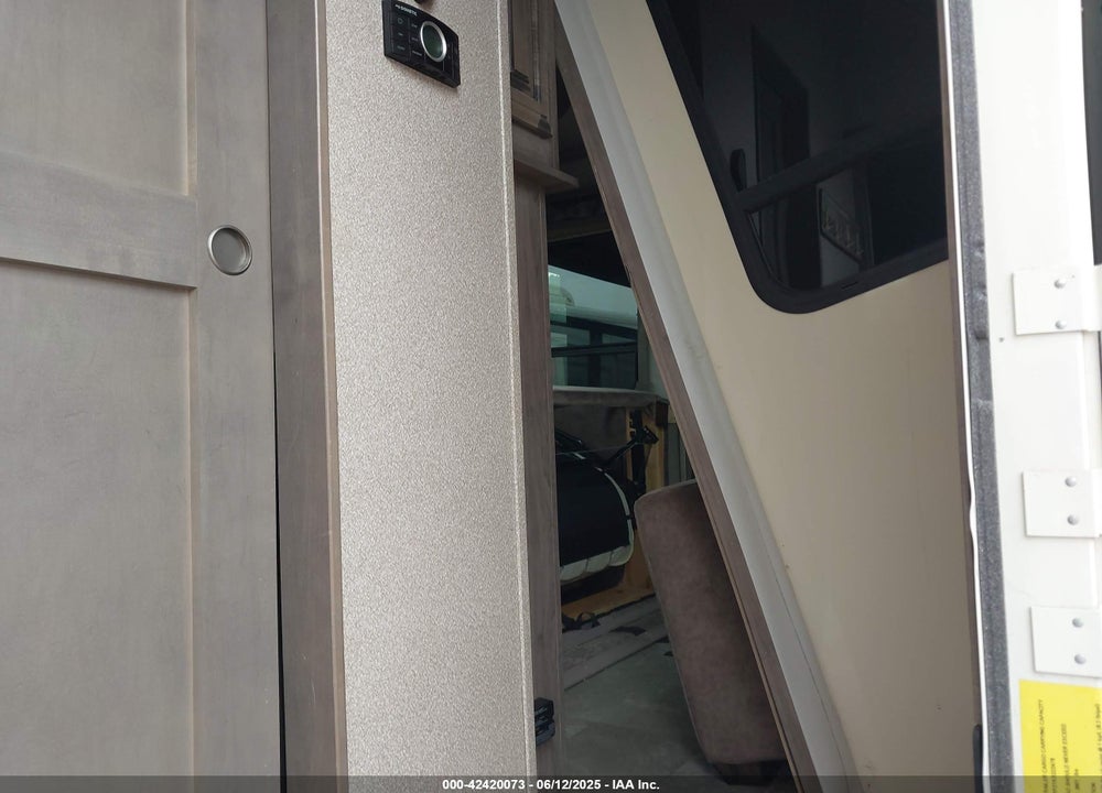 2019 CEDAR CREEK CHAMPANGE 38EFK VIN: 4X4FCRP21KS222478