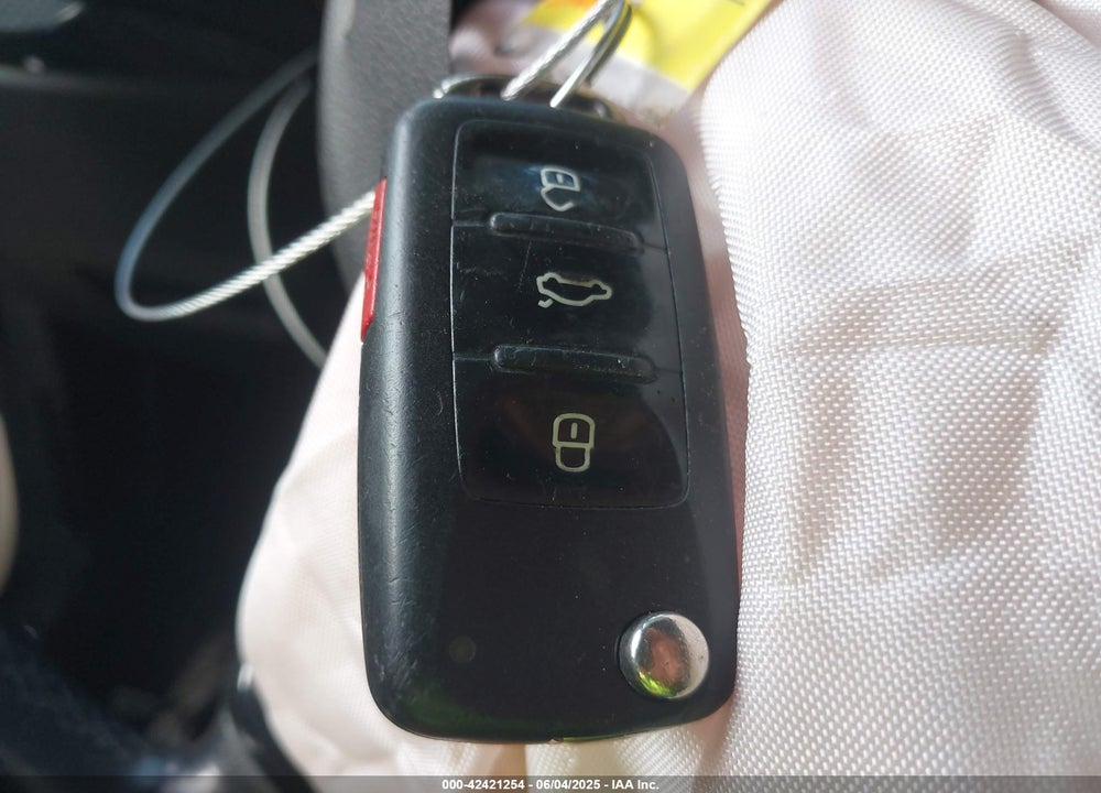 2012 VOLKSWAGEN BEETLE VIN: 3VWVA7AT5CM656889