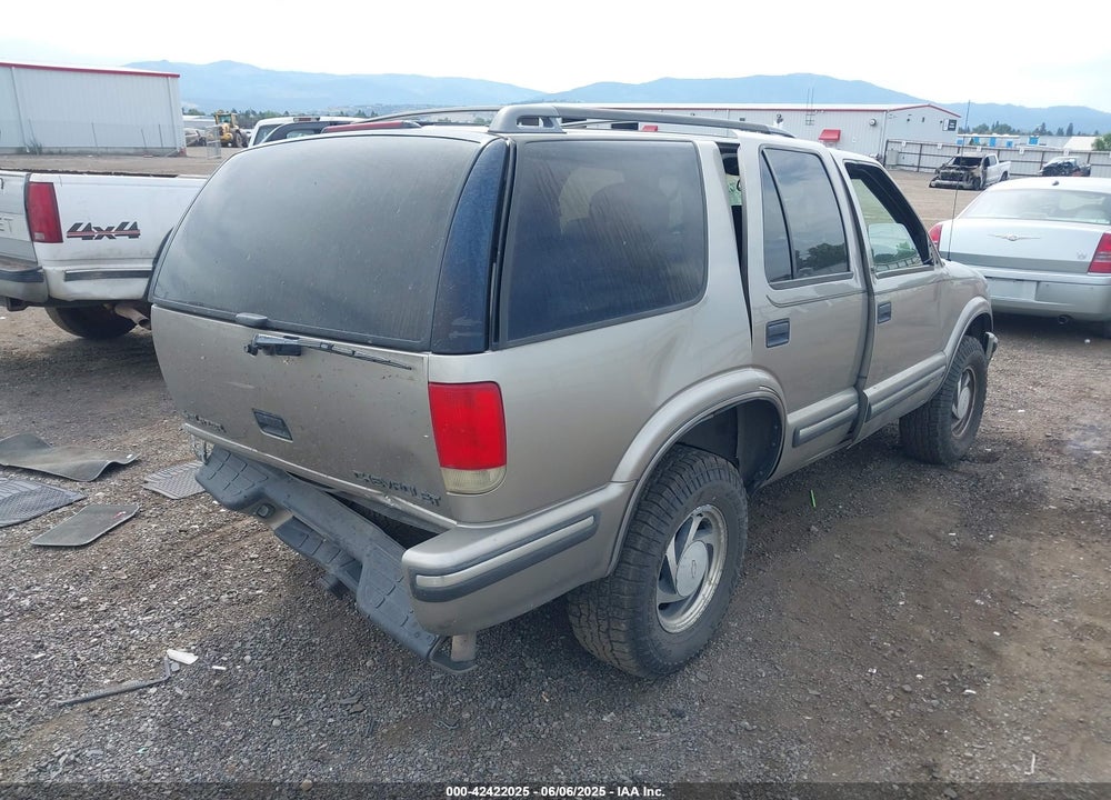 1998 CHEVROLET BLAZER LT VIN: 1GNDT13W2W2177149