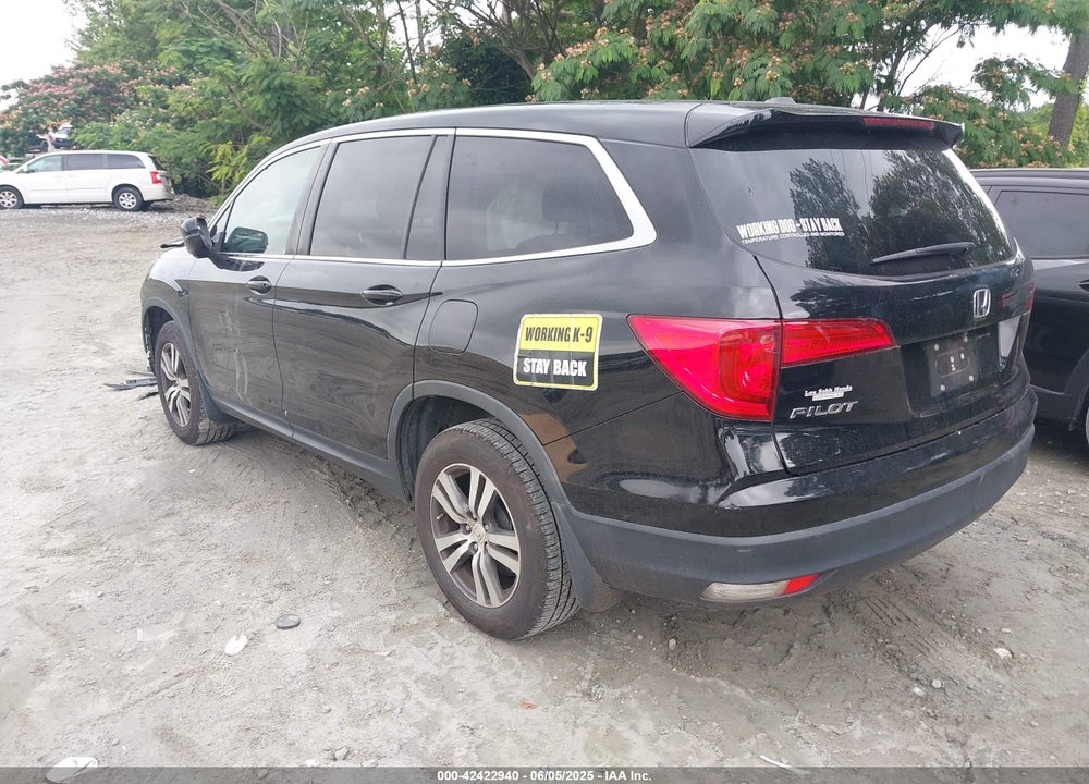 2017 HONDA PILOT VIN: 5FNYF5H61HB018057