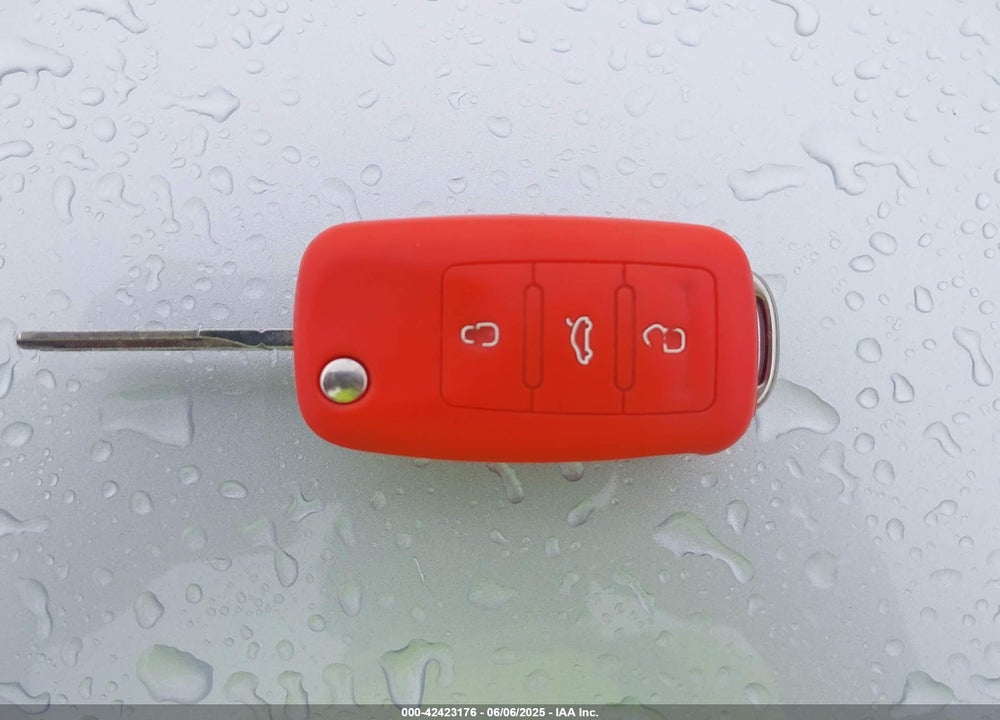 2012 VOLKSWAGEN BEETLE VIN: 3VWJP7AT7CM601230
