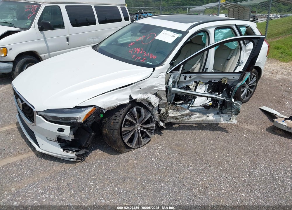 2022 VOLVO XC60 B5 MOMENTUM VIN: YV4L12DKXN1024421