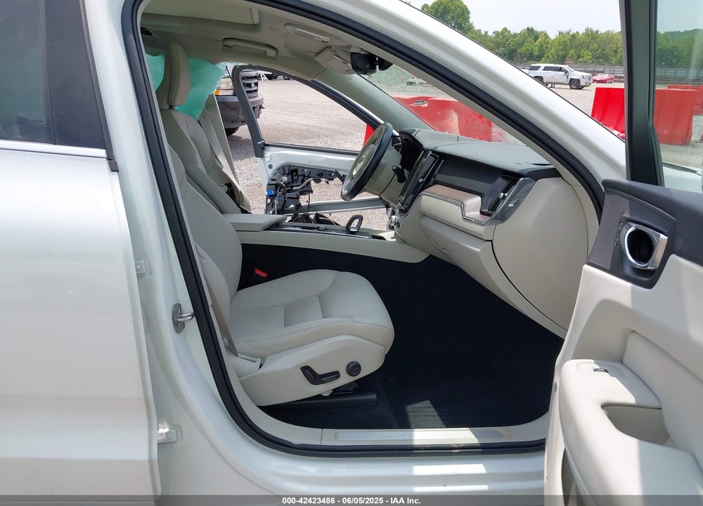 2022 VOLVO XC60 B5 MOMENTUM VIN: YV4L12DKXN1024421