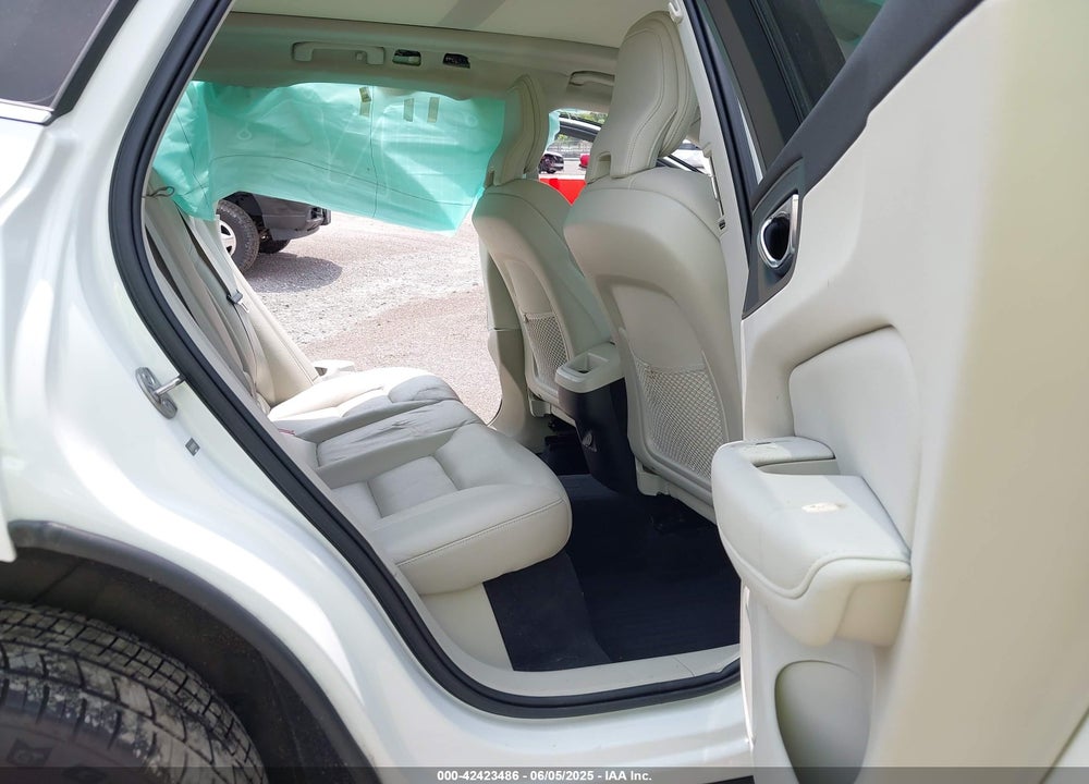 2022 VOLVO XC60 B5 MOMENTUM VIN: YV4L12DKXN1024421