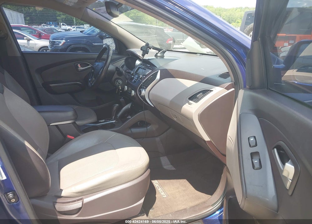 2011 HYUNDAI TUCSON VIN: KM8JU3AC2BU287805