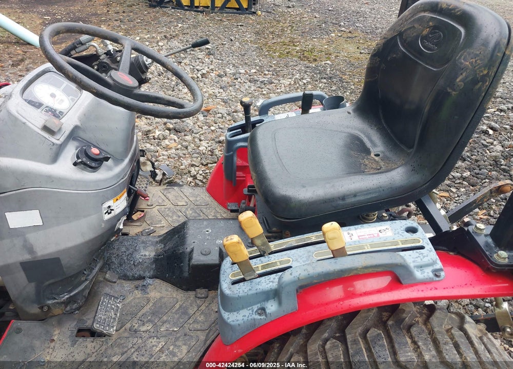 2017 MAHINDRA EMAX 22G CVG TRACTOR VIN: 22GRH00598