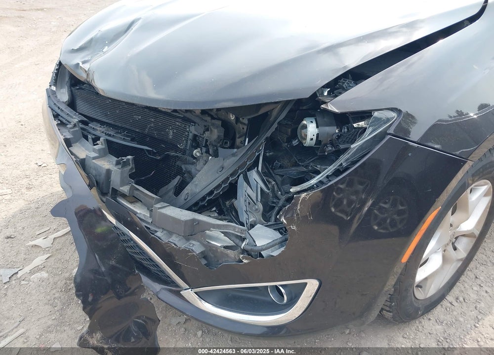 2017 CHRYSLER PACIFICA TOURING L VIN: 2C4RC1BGXHR668162