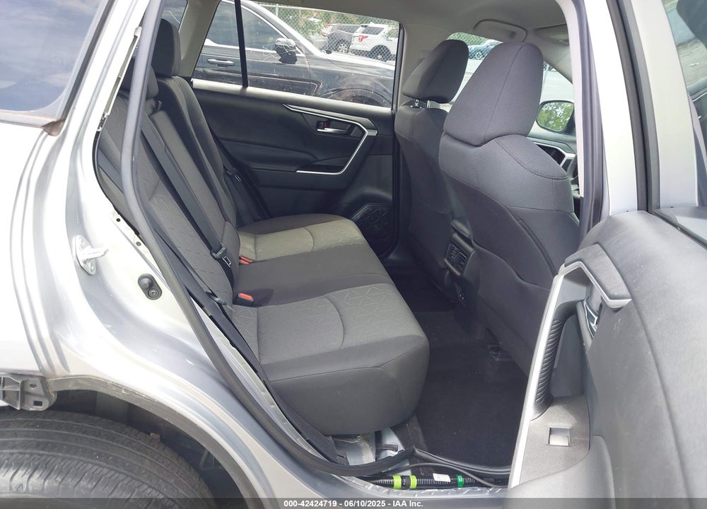 2021 TOYOTA RAV4 XLE VIN: 2T3P1RFV8MC242220