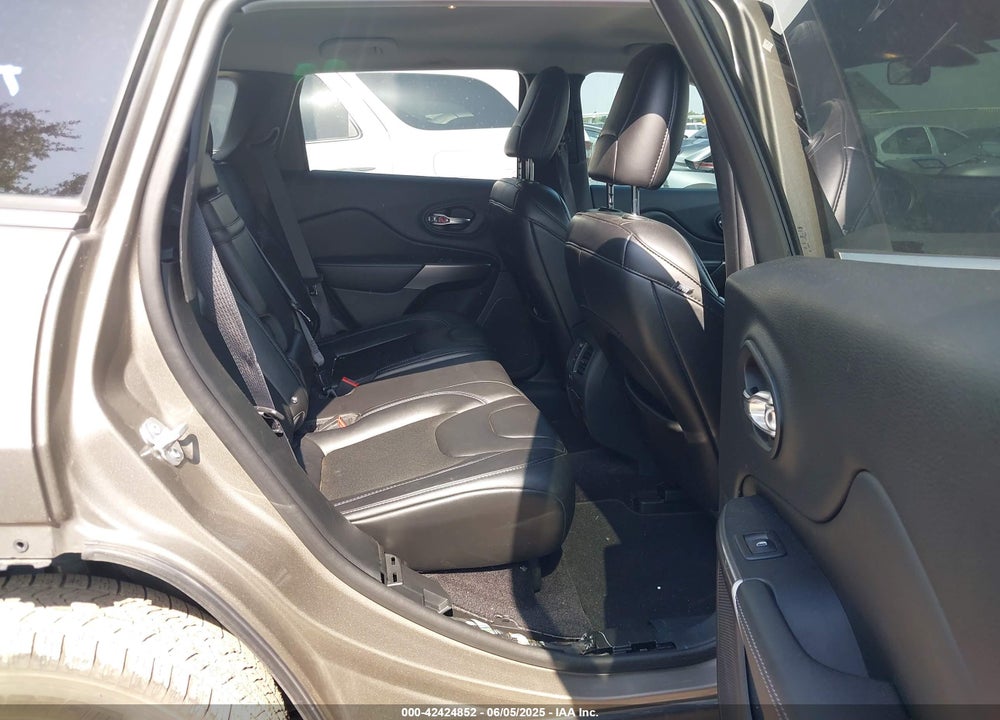 2019 CHEROKEE JEEP  LATITUDE PLUS FWD VIN: 1C4PJLLBXKD164846