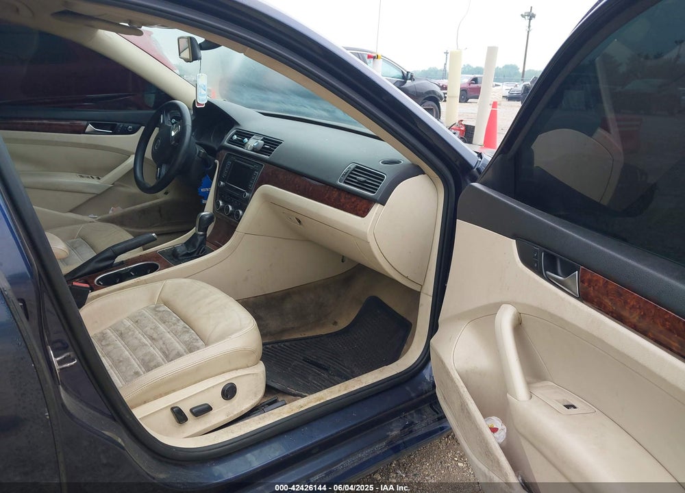 2013 VOLKSWAGEN PASSAT VIN: 1VWCH7A37DC056381