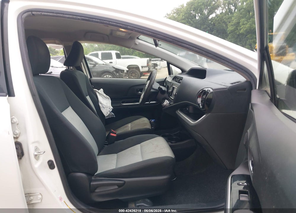 2015 TOYOTA PRIUS C VIN: JTDKDTB37F1587337