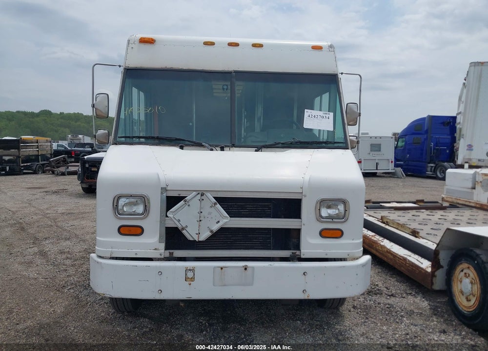 1999 FREIGHTLINER CHASSIS M LINE WALK-IN VAN VIN: 4UZA4FF41XCB81672