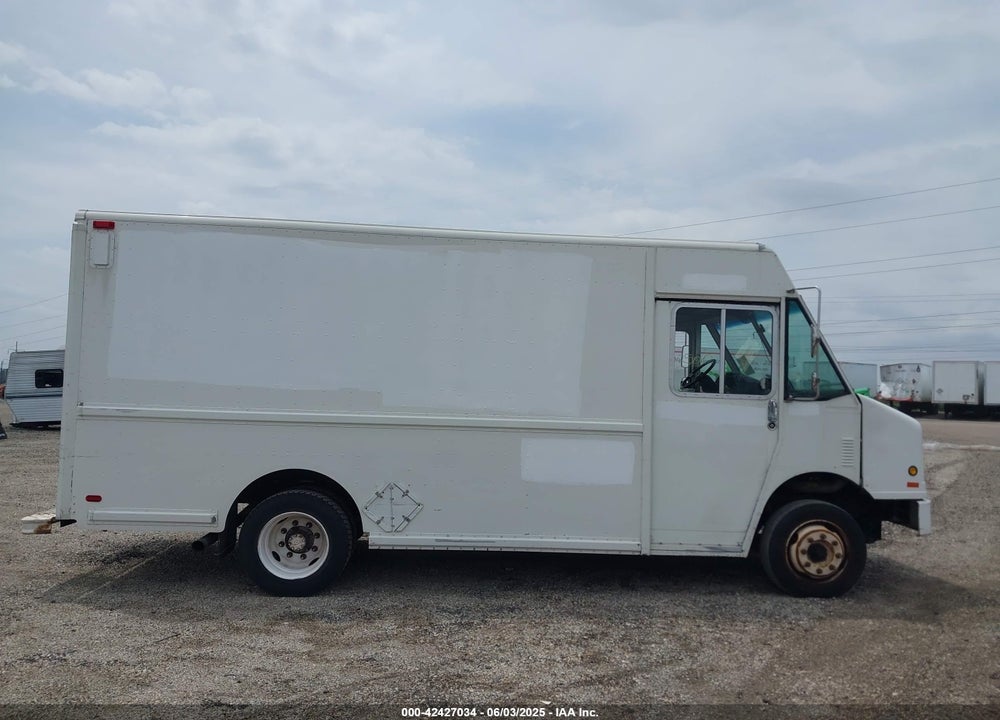 1999 FREIGHTLINER CHASSIS M LINE WALK-IN VAN VIN: 4UZA4FF41XCB81672