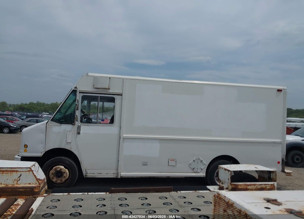 1999 FREIGHTLINER CHASSIS M LINE WALK-IN VAN VIN: 4UZA4FF41XCB81672