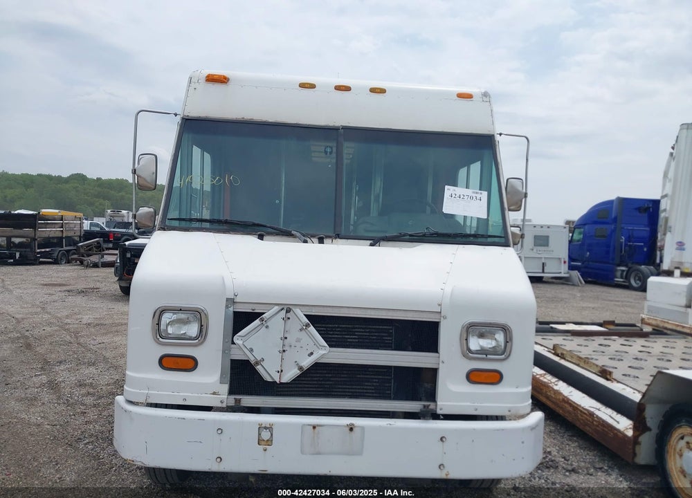 1999 FREIGHTLINER CHASSIS M LINE WALK-IN VAN VIN: 4UZA4FF41XCB81672