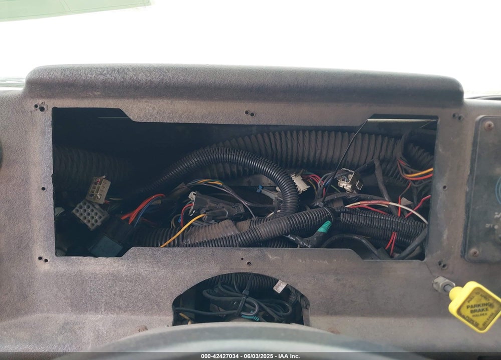 1999 FREIGHTLINER CHASSIS M LINE WALK-IN VAN VIN: 4UZA4FF41XCB81672