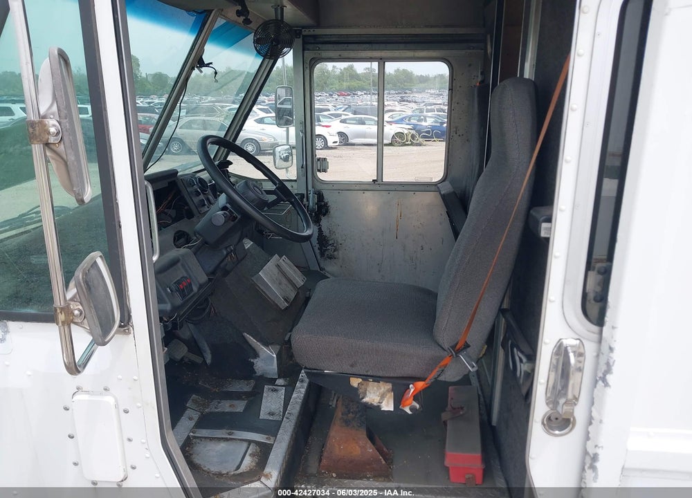 1999 FREIGHTLINER CHASSIS M LINE WALK-IN VAN VIN: 4UZA4FF41XCB81672